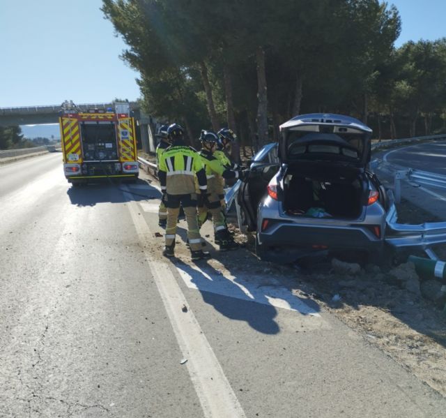 Servicios de emergencia intervienen en un accidente de tráfico ocurrido en el kilómetro 6 de la RM-11 , en Lorca