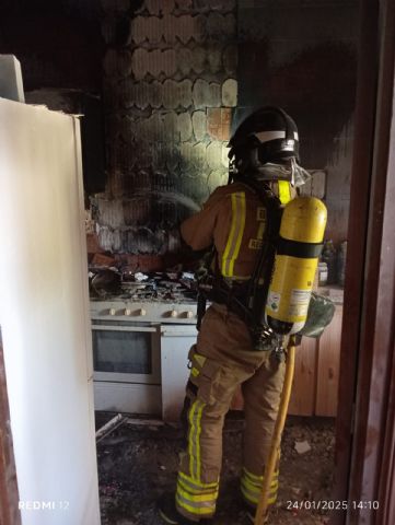 Extinguen un incendio declarado en una vivienda en Marchena (Lorca)