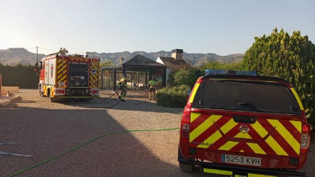 Bomberos o han apagado el incendio de una barbacoa en techado, cercano a una vivienda situada en Tercia