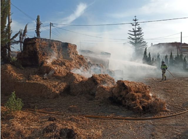 Incendio en un solar con caballos y balas de paja en Lorca