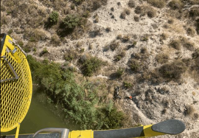 Servicios de emergencia rescatan a motorista accidentado en las inmediaciones del embalse de Puentes, Lorca