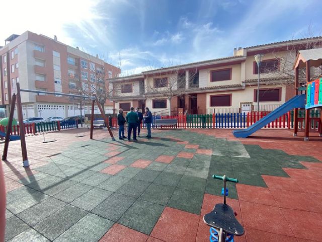 El Ayuntamiento finaliza la renovación del parque infantil de la Plaza José Mellado de La Hoya dentro del Plan de Mantenimiento continuado de estas instalaciones