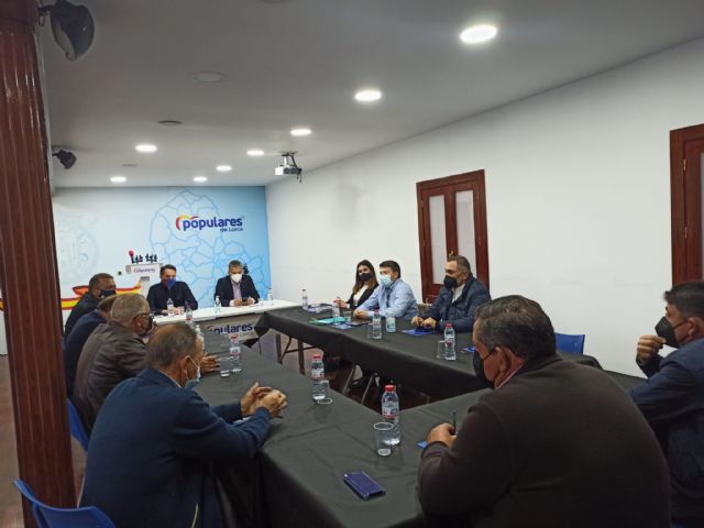 Fulgencio Gil trabaja junto a los ganaderos del sector de vacuno de Lorca para agilizar la tramitación de las ayudas de la Política Agraria Común