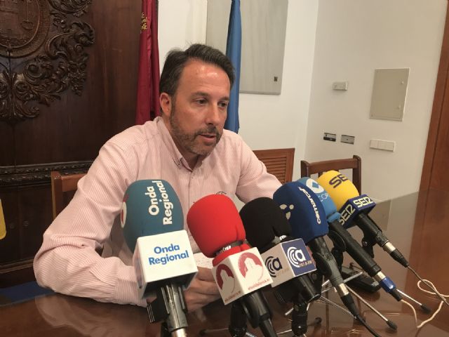 El dispositivo municipal de limpieza para Semana Santa presta este año una atención especial a los lugares de máxima afluencia