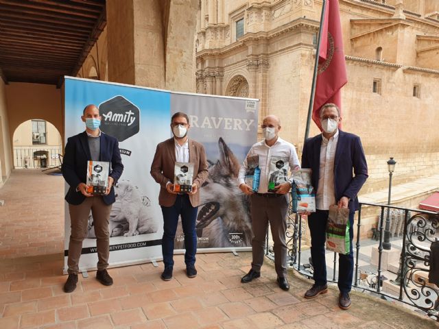 El Ayuntamiento de Lorca y ALINATUR PETFOOD firman un convenio de colaboración para la proporción de pienso para el 'Protocolo municipal de control de colonias felinas'