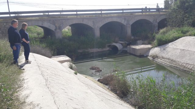 Tres años de abandono convierten el canal de la rambla de Biznaga en una ciénaga de agua pestilente y putrefacta, un serio foco de problemas de salud pública