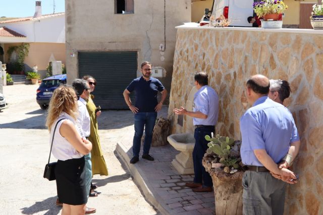 El alcalde de Lorca visita los trabajos realizados en la Calle Fuente Alta de Coy, su muro de contención y la fuente creada gracias a una inversión municipal de 37.000 euros