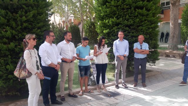 Lorca se concentra con motivo del XXII aniversario del asesinato del concejal Miguel Ángel Blanco por la banda terrorista ETA