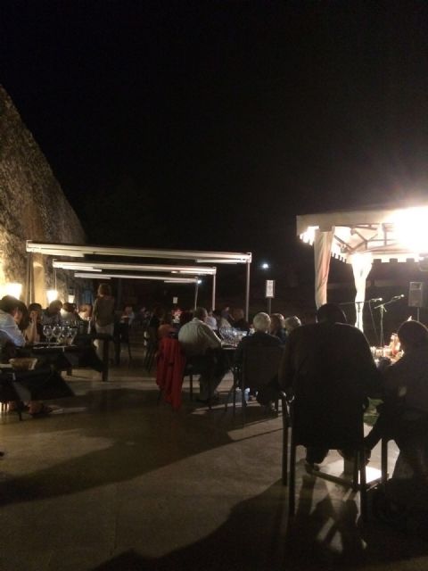 Éxito de la noche de 'Perseidas y poesía en la Fortaleza del Sol' con un lleno absoluto