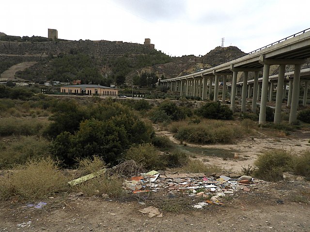 Escombreras ilegales colonizan la ribera del Guadalentín en todo el tramo de la vía Augusta