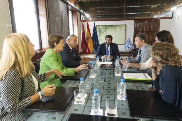 Fernando López Miras recibe al presidente del Paso Azul de Lorca y miembros de la junta directiva de esta cofradía