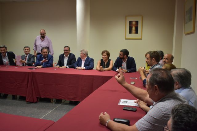 El ministro José Luis Ábalos se reúne con los afectados por la devolución de las ayudas del terremoto de Lorca