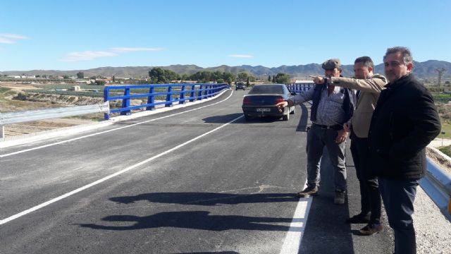 Fulgencio Gil celebra la entrada en servicio del nuevo puente sobre la rambla de Biznaga