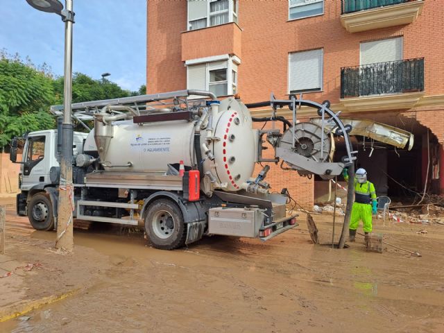 El Ayuntamiento envía a Alfafar un camión autobomba para ayudar en las labores de limpieza del alcantarillado