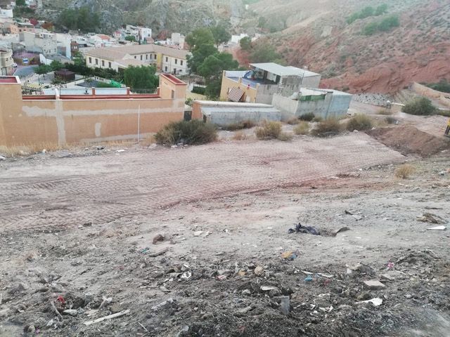 El Ayuntamiento de Lorca retira 26 toneladas de escombro, basura y maleza en el barrio de San Pedro tras acometer una actuación de limpieza a fondo