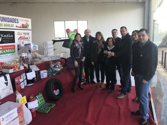 El Área Comercial Carretera de Águilas entrega a una lorquina una 'Cesta de Reyes' compuesta por más de 35 productos donados por comerciantes de esta zona