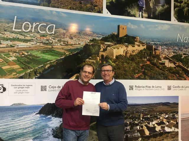 La Concejalía de Turismo hace entrega de un cheque a la protectora de animales 'Faunasol' con la recaudación de las actividades que se realizaron por San Antón en el Castillo