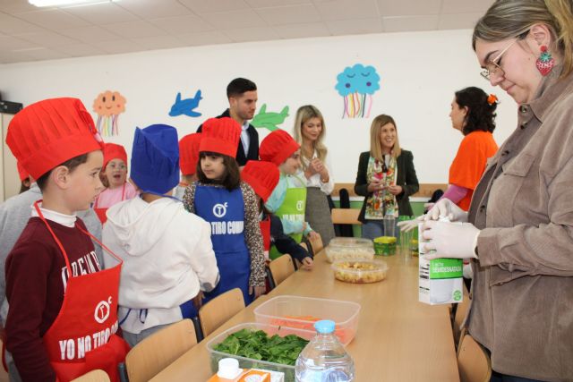 Talleres en colegios y una mesa informativa para conmemorar el Día Mundial del Consumidor en Lorca