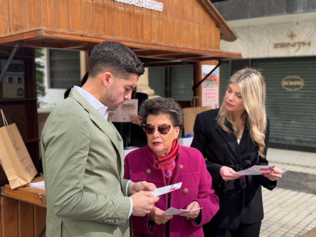 Lorca celebra el Día Mundial del Consumidor con una mesa informativa y la realización de talleres para jóvenes y mayores
