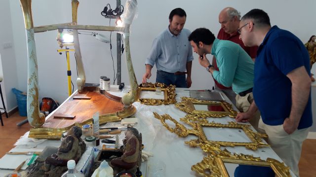 Una nueva fase de trabajo en el Palacio de Guevara recupera bienes muebles, pinturas y lámparas originales pertenecientes a la ornamentación del Salón Amarillo