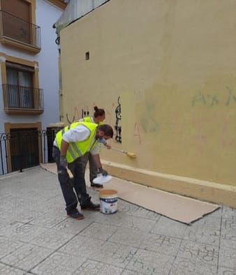 Los alumnos y alumnas del curso de 'Pintura Decorativa' del Proyecto Sumamos inician su formación práctica mejorando las calles y plazas del casco histórico y de los barrios altos