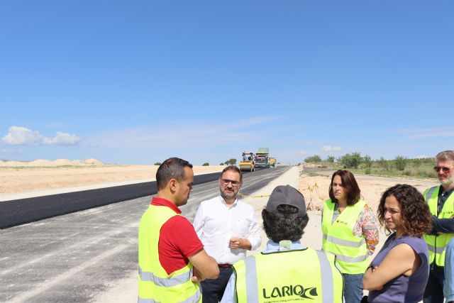 El alcalde en funciones visita los trabajos de asfaltado y la fase final de las obras de acondicionamiento y mejora de la carretera RM-C9