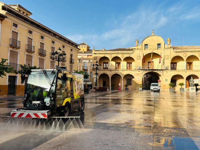 Los servicios de limpieza con agua y atención rápida ganan protagonismo en Lorca este verano