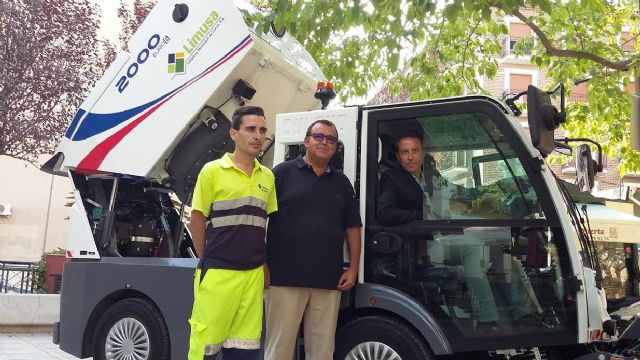 Medio centenar de profesionales limpiarán a diario las calles y plazas de Lorca durante la Feria y Fiestas, dentro de un operativo que este año incorpora 2 nuevas barredoras