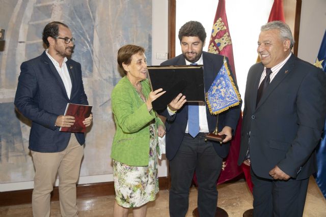Representantes del Paso Azul se reúnen con el presidente de la Comunidad Autónoma en San Esteban para avanzar en la mejora patrimonial de la Hermandad