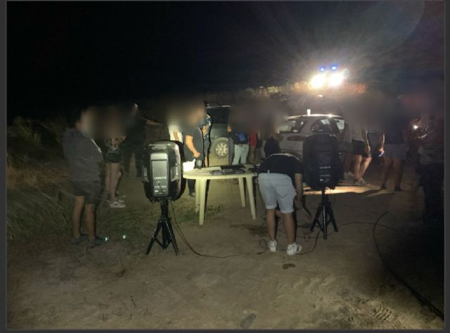La Policía Local de Lorca localiza a una veintena de jóvenes que participaban en una fiesta en un paraje de difícil acceso situado en El Consejero