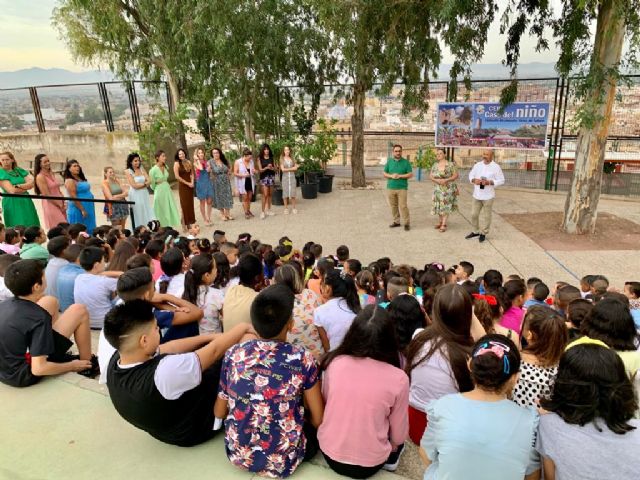 El alcalde de Lorca da la bienvenida a los alumnos y alumnas del colegio Casa del Niño en el inicio del nuevo curso escolar