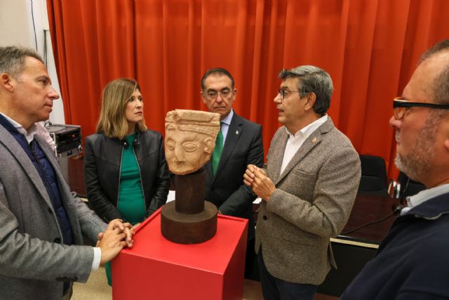 Restauran un modillón antropomorfo de la Torre Alfonsina encontrado en el esquinazo exterior de la ermita del Cristo de la Carrera
