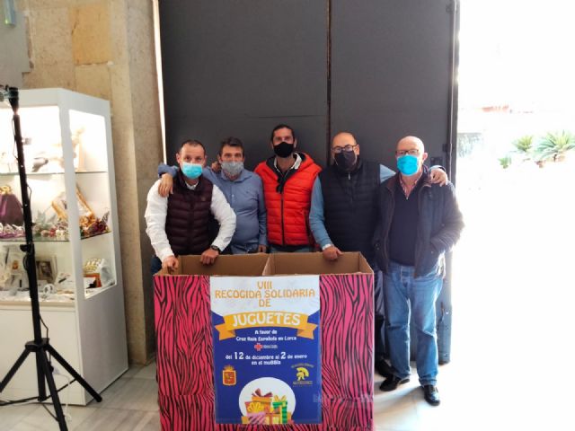 El Paso Blanco recoge juguetes y material escolar a favor de Cruz Roja