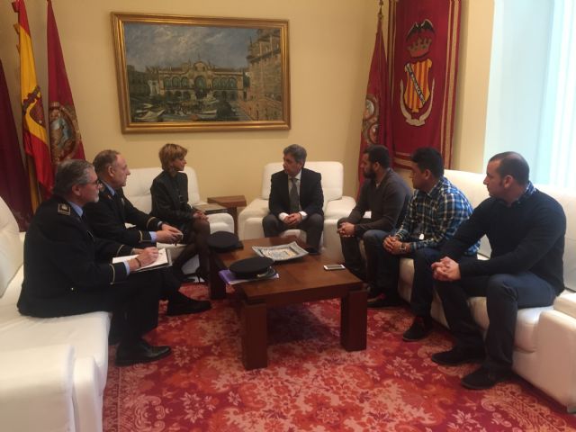 Policía Local y Consulado de Ecuador se reúnen para coordinar el dispositivo para las elecciones presidenciales del próximo domingo