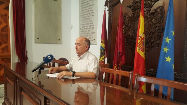 Antonio Meca pide al Alcalde que se retiren las chapas de la obra abandonada de la c/ Santa Paula y se arregle el desnivel de la Plaza del Óvalo