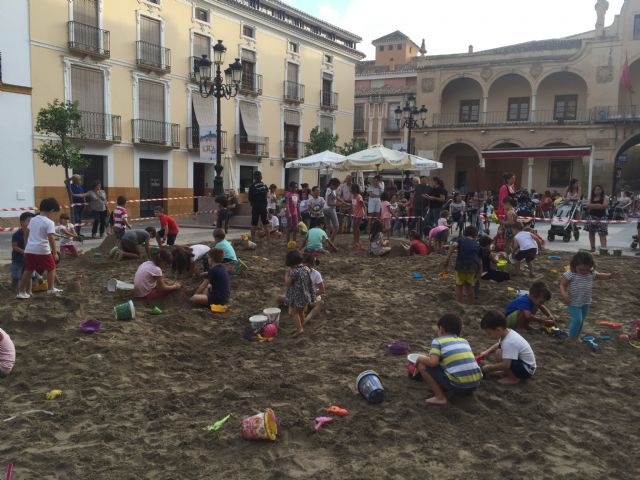 Los juegos de toda la vida y los castillos de arena toman la Plaza de España