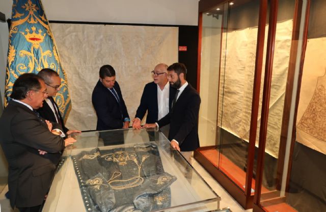 Una exposición inédita muestra los bocetos que dieron lugar a bordados, carros, tronos e imágenes del Paso Azul de la Semana Santa de Lorca