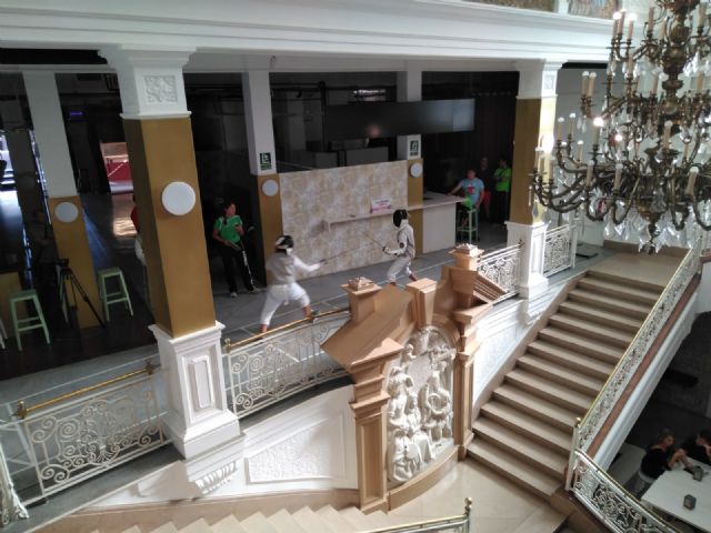 El Mercado del Sol acoge una atractiva exhibición de esgrima