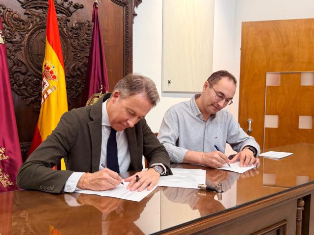 El alcalde de Lorca, Fulgencio Gil, protagoniza la firma del convenio de colaboración con AEMA III para reforzar y ampliar los servicios a usuarios y familias en una nueva sede