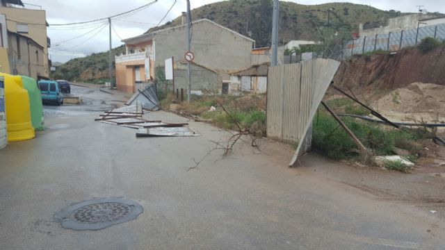 IU-V solicita la retirada de las chapas metálicas de los solares