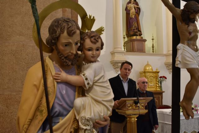 El Alcalde entrega a la iglesia de San José una nueva talla de Nuestra Señora de la Aurora, así como las esculturas restauradas del patrón del barrio y de Cristo Crucificado