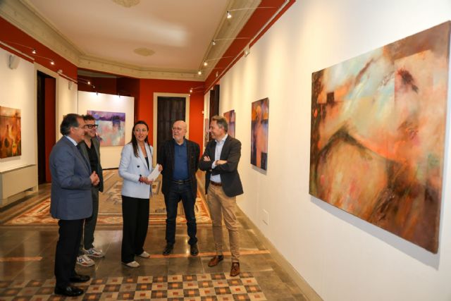 El alcalde visita 'Horizontes interiores' la última exposición de Miguel García Peñarrubia en la que se abre como un libro que revela sus páginas arrancadas