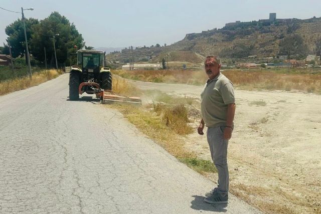 El Gobierno de Lorca desbroza más de 600 kilómetros de carreteras tras la proliferación de vegetación por las lluvias tardías de la primavera