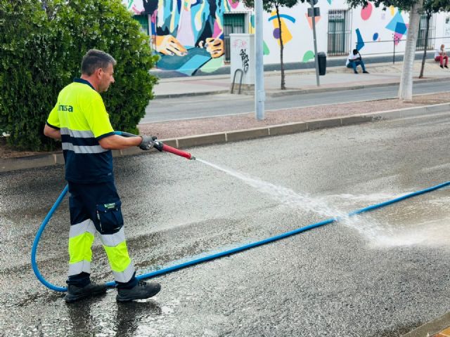 Limusa refuerza la limpieza viaria en Lorca con un servicio extraordinario de baldeo a primera hora de la mañana