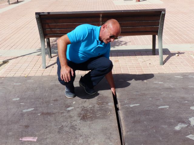 IU-V: 'Ocho años esperando que Iberdrola tape una zanja de 25 metros en el barrio de San Cristóbal'