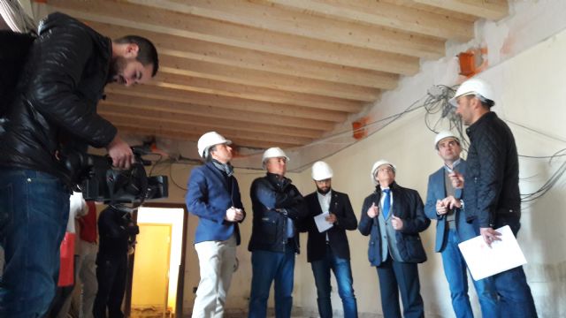 Las obras de reparación del Palacio de Villaescusa aligeran en 300 toneladas el peso del edificio para hacerlo más seguro frente a posibles terremotos