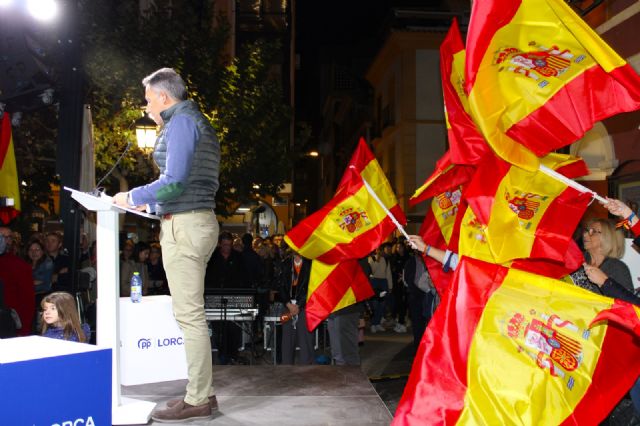 Más de 2.000 personas claman en Lorca en defensa de la democracia y en contra de la amnistía