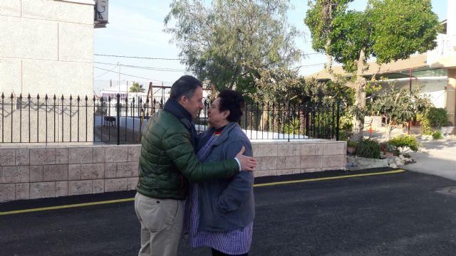 El Alcalde supervisa el desarrollo de las inversiones que se están ejecutando en la pedanía de La Hoya y que suponen un importe conjunto de 561.408 euros