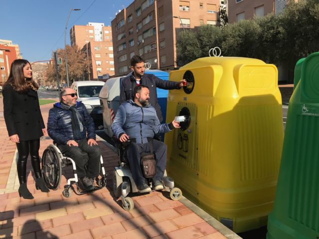 Limusa instala en Alameda de Cervantes un área de aportación de residuos adaptada a personas con discapacidad visual y movilidad reducida