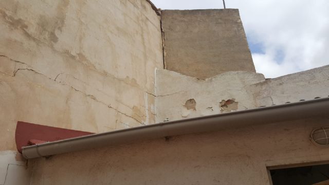 Una familia del barrio pide auxilio ante la ruina progresiva de su vivienda derivada de unas obras municipales
